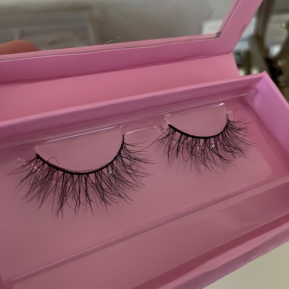 Lashes - Picture 2 of 4